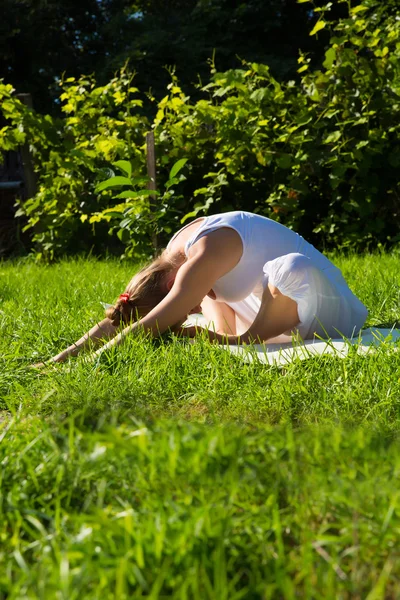 Yoga in het park — Stockfoto